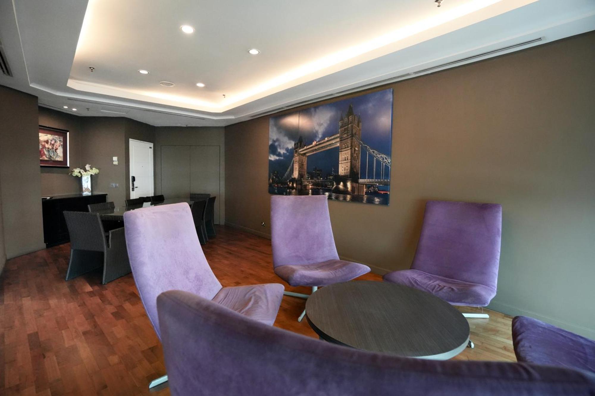 Thistle Джохор-Бару Экстерьер фото The interior of the lounge