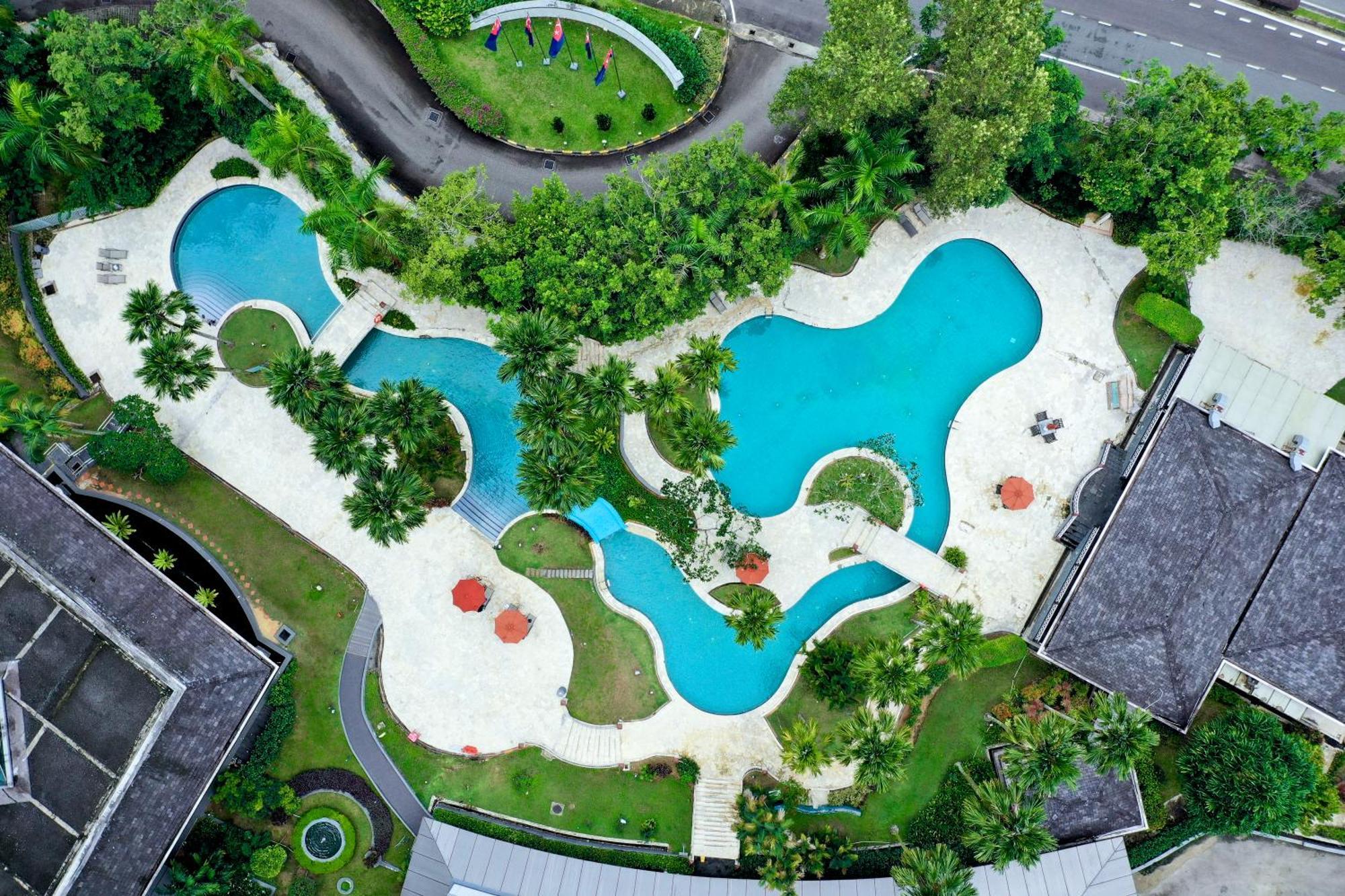 Thistle Джохор-Бару Экстерьер фото Aerial view of the pool