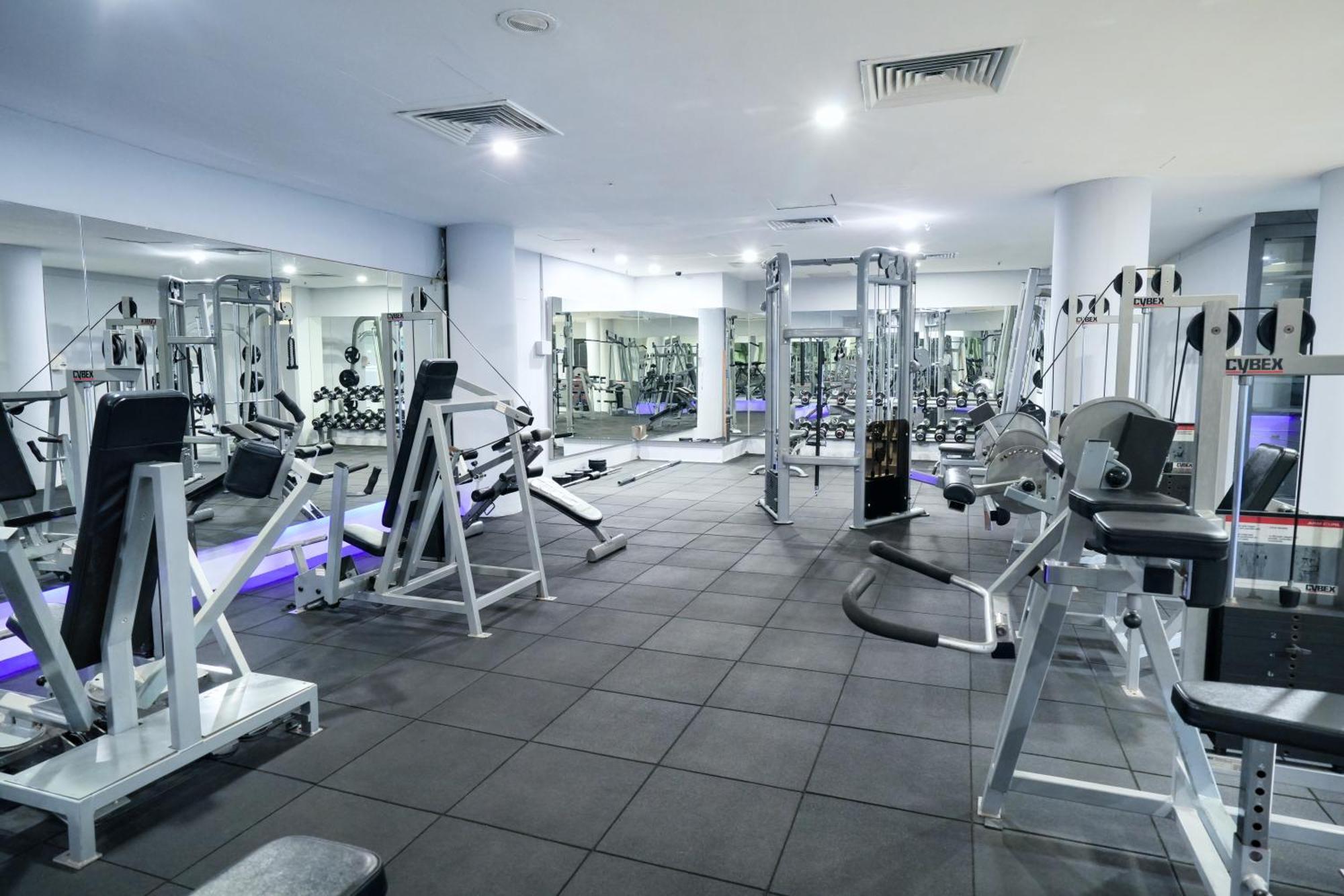 Thistle Джохор-Бару Экстерьер фото The gym at the hotel