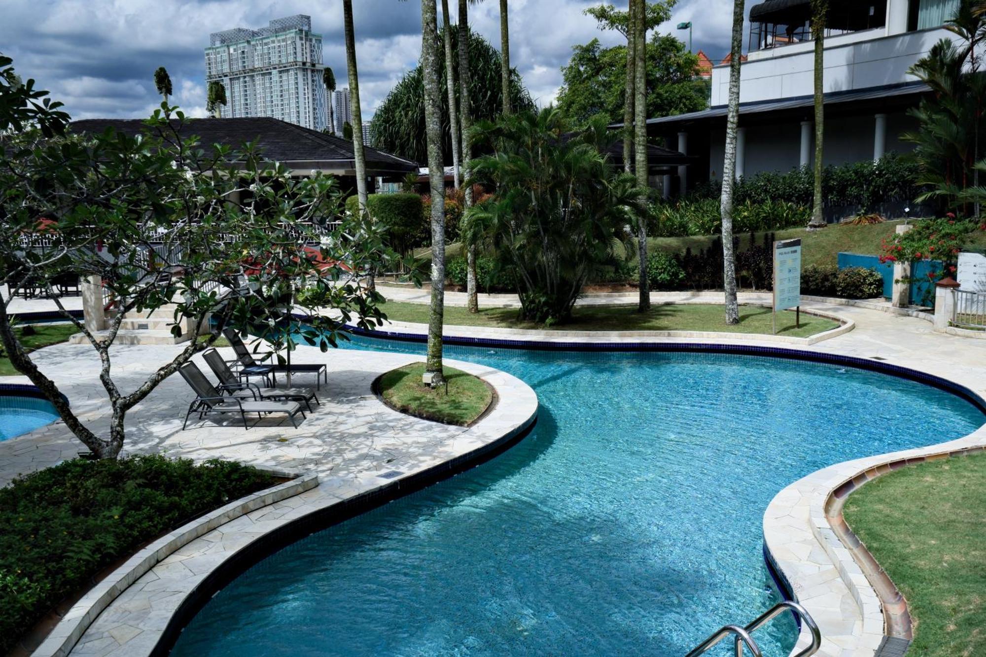 Thistle Джохор-Бару Экстерьер фото The pool at the resort