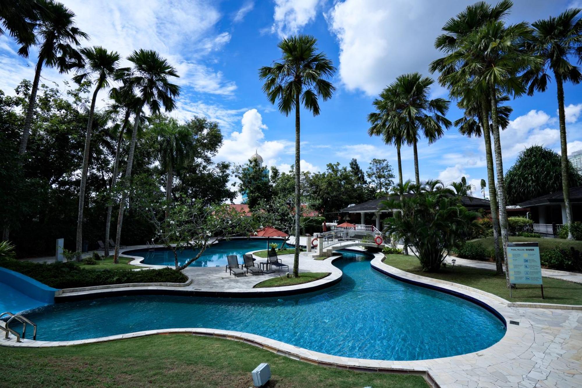 Thistle Джохор-Бару Экстерьер фото The pool at the Royal Thai Police Club