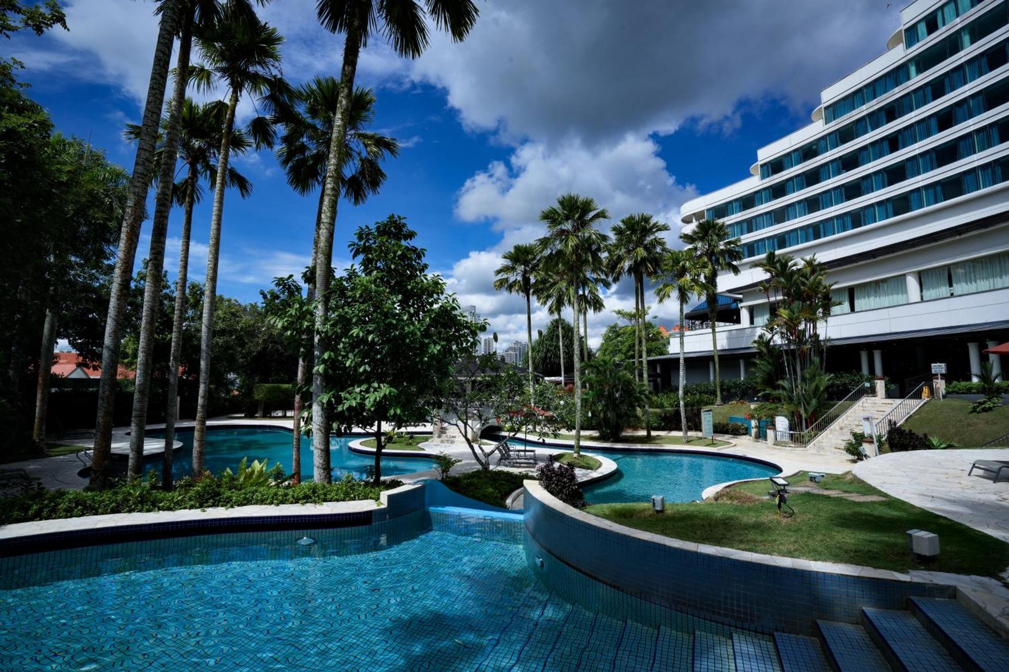 Thistle Джохор-Бару Экстерьер фото The pool at the hotel